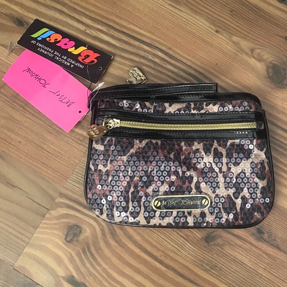 Womens wristlet